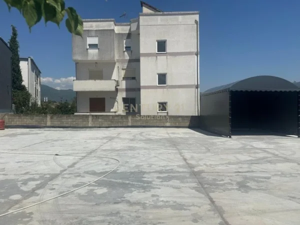 Tirane, jepet me qera magazine Kati 0, 1.000 € 