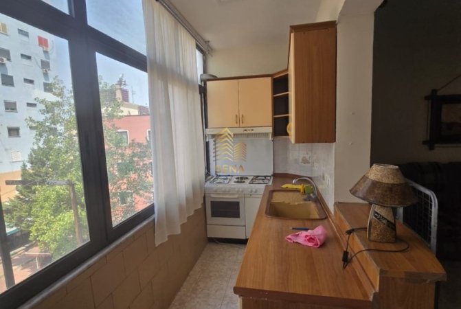 Tirane, jepet me qera apartament 1+1 Kati 3, 65 m² 450 € (Prane Unisersitetit Mesdhetar)