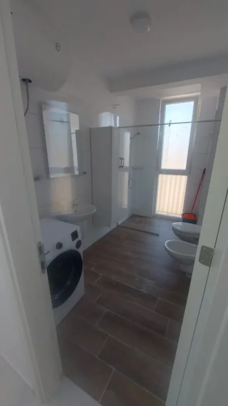 Tirane, jepet me qera apartament 1+1+Ballkon Kati 7, 66 m² 470 € (Yzberisht perballe Grand Gallery)