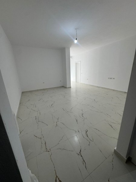 Tirane, jepet me qera apartament 2+1+Ballkon Kati 3, 87 m² 850 € (Donika center)