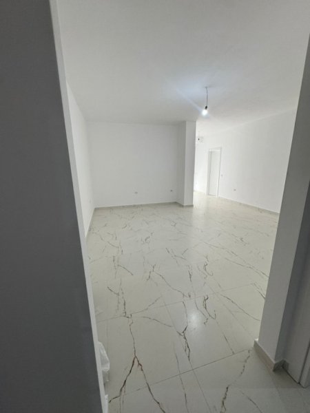 Tirane, jepet me qera apartament 2+1+Ballkon Kati 3, 87 m² 850 € (Donika center)