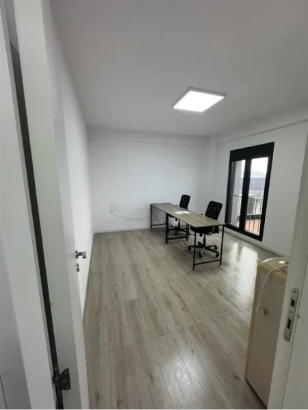 Tirane, jepet me qera zyre Kati 7, 77 m² 900 € (RRUGA E ELBASANIT)