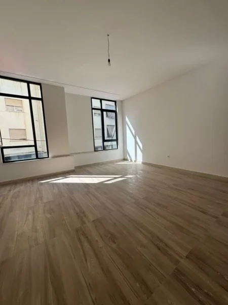 Tirane, jepet me qera ambjent biznesi Kati 1, 82 m² 1.500 € (Donika center)