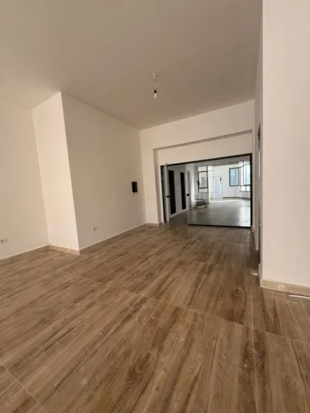 Tirane, jepet me qera ambjent biznesi Kati 1, 82 m² 1.500 € (Donika center)