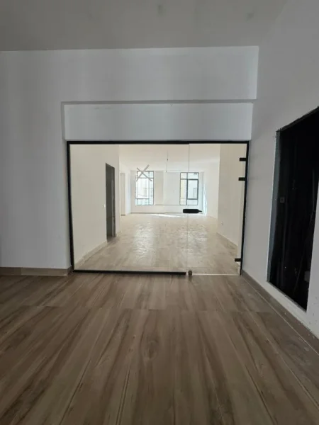 Tirane, jepet me qera ambjent biznesi Kati 1, 82 m² 1.500 € (Donika center)