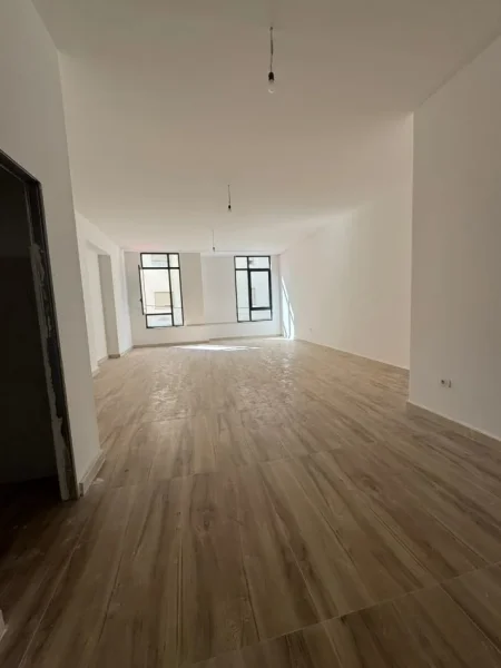 Tirane, jepet me qera ambjent biznesi Kati 1, 82 m² 1.500 € (Donika center)