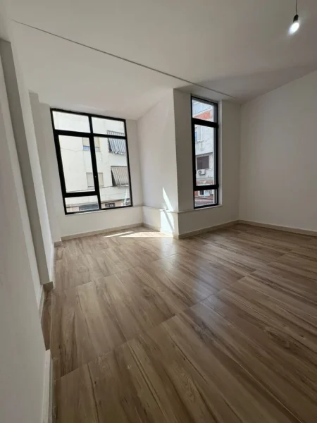 Tirane, jepet me qera ambjent biznesi Kati 1, 72 m² 1.200 € (Donika center)