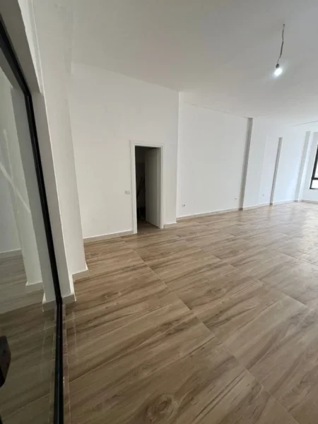 Tirane, jepet me qera ambjent biznesi Kati 1, 72 m² 1.200 € (Donika center)