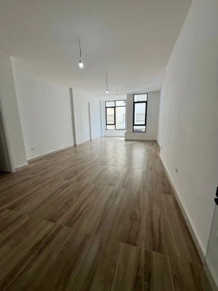 Tirane, jepet me qera ambjent biznesi Kati 1, 72 m² 1.200 € (Donika center)