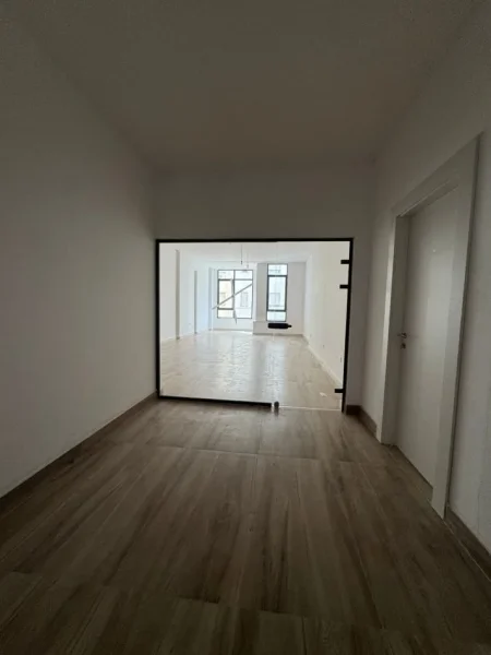 Tirane, jepet me qera ambjent biznesi Kati 1, 72 m² 1.200 € (Donika center)