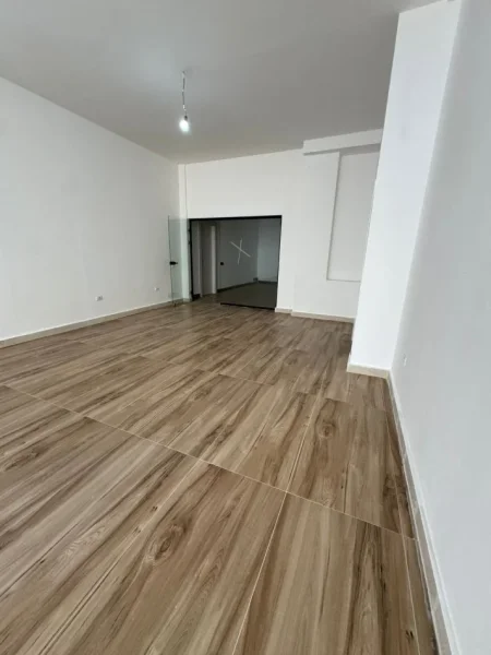 Tirane, jepet me qera ambjent biznesi Kati 1, 72 m² 1.200 € (Donika center)
