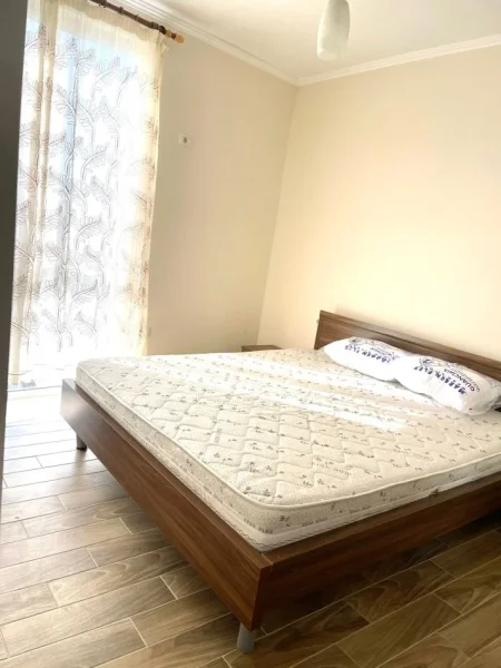 Tirane, jepet me qera apartament 1+1+Ballkon Kati 7, 65 m² 400 € (ASTIR)