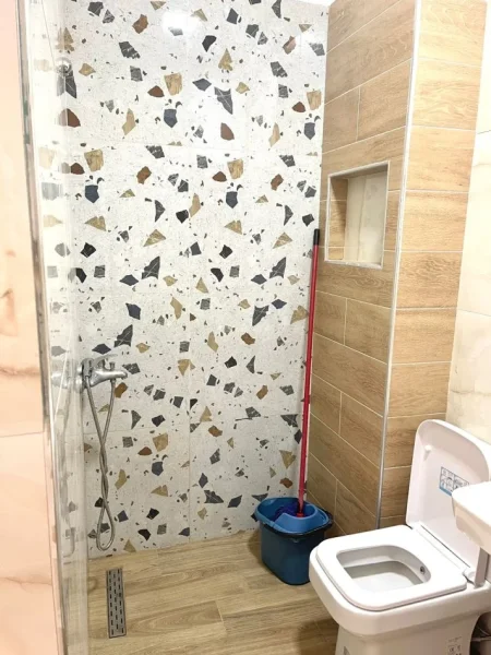 Tirane, jepet me qera apartament 1+1+Ballkon Kati 7, 65 m² 400 € (ASTIR)