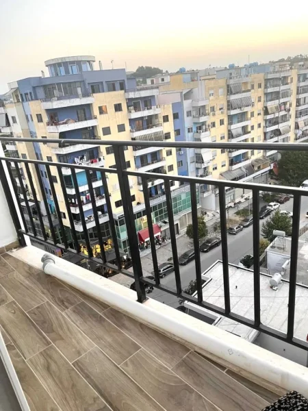 Tirane, jepet me qera apartament 1+1+Ballkon Kati 7, 65 m² 400 € (ASTIR)