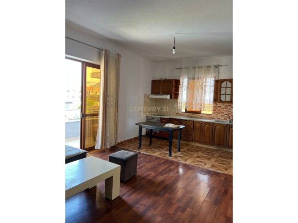 Tirane, jepet me qera apartament 2+1 Kati 2, 130 m² 550 € 