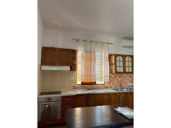 Tirane, jepet me qera apartament 2+1 Kati 2, 130 m² 550 € 