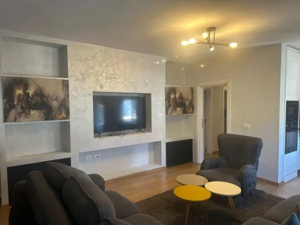 Tirane, jepet me qera apartament 3+1+Ballkon Kati 4, 100 m² 800 € (Rruga e Durrsit ,Ministria e Arsimit)