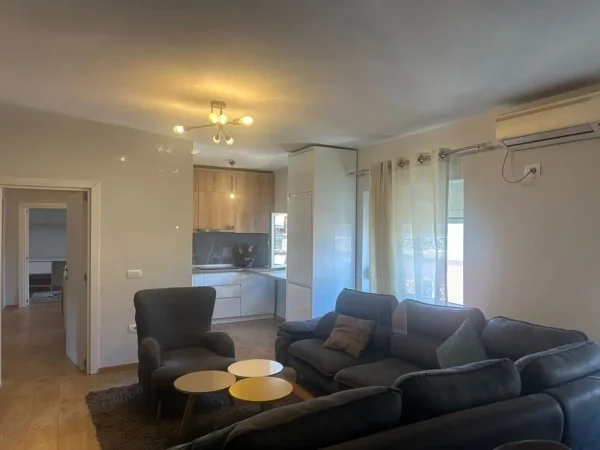 Tirane, jepet me qera apartament 3+1+Ballkon Kati 4, 100 m² 800 € (Rruga e Durrsit ,Ministria e Arsimit)