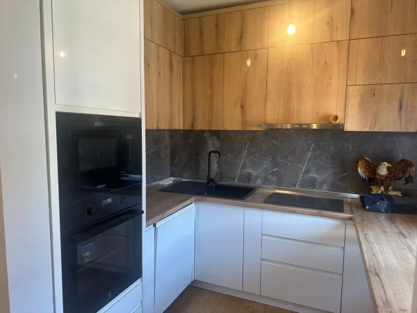 Tirane, jepet me qera apartament 3+1+Ballkon Kati 4, 100 m² 800 € (Rruga e Durrsit ,Ministria e Arsimit)