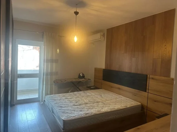 Tirane, jepet me qera apartament 3+1+Ballkon Kati 4, 100 m² 800 € (Rruga e Durrsit ,Ministria e Arsimit)