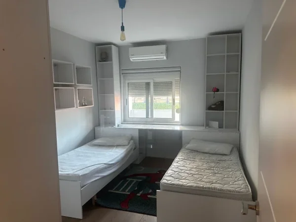 Tirane, jepet me qera apartament 3+1+Ballkon Kati 4, 100 m² 800 € (Rruga e Durrsit ,Ministria e Arsimit)