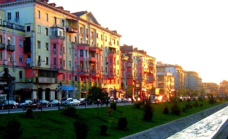 Tirane, jepet me qera apartament 2+1+Ballkon Kati 6, 100 m² 500 € (Bulevardi Bajram Curri)