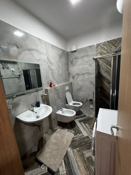 Tirane, jepet me qera apartament 2+1+parkim Kati 5, 100 m² 800 € (Don Bosko rruga Muzaket)