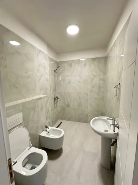 Tirane, jap me qera apartament 2+1 Kati 8, 115 m² 600 € (Kompleksi Jolla)