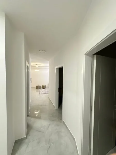 Tirane, jap me qera apartament 2+1 Kati 8, 115 m² 600 € (Kompleksi Jolla)