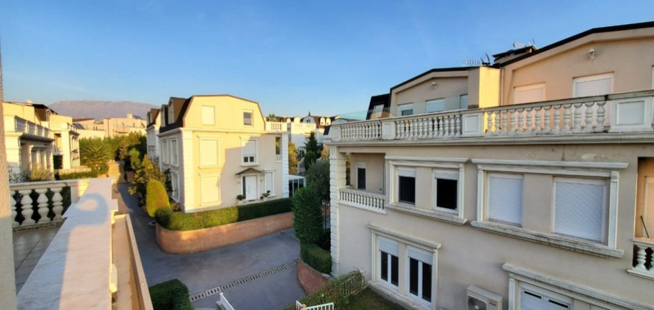 Tirane, shitet Vile 4+1 , 239 m² (TEG)