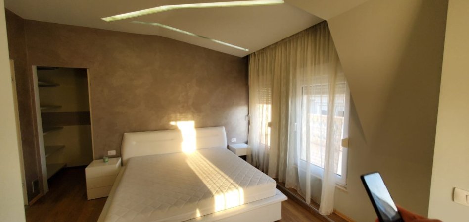 Tirane, shitet Vile 4+1 , 239 m² (TEG)