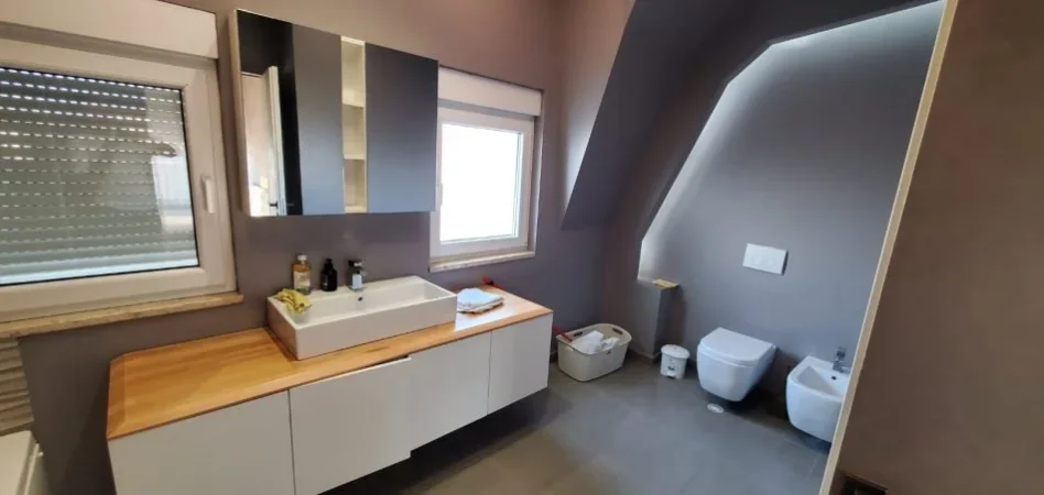 Tirane, shitet Vile 4+1 , 239 m² (TEG)