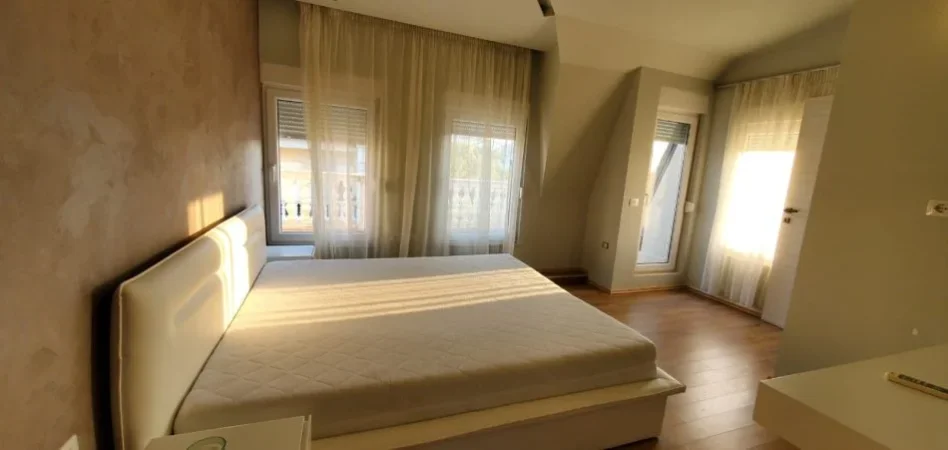 Tirane, shitet Vile 4+1 , 239 m² (TEG)