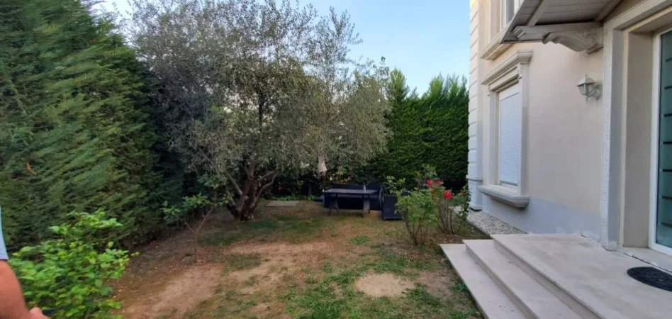 Tirane, shitet Vile 4+1 , 239 m² (TEG)