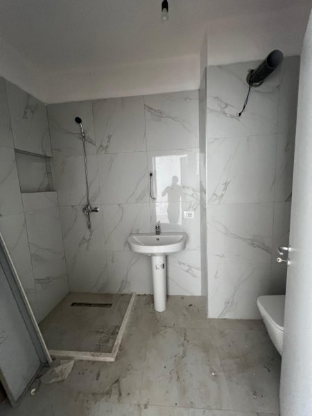 Tirane, jepet me qera zyre Kati 2, 500 € (Zogu i zi)
