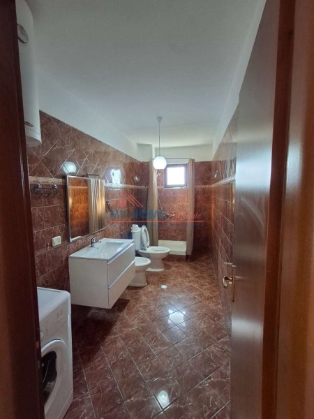 Tirane, jepet me qera apartament 2+1+Ballkon Kati 4, 115 m² 550 € (Kompleksi Malajzan)