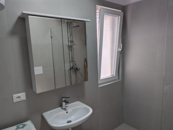 Tirane, jepet me qera apartament 2+1+Ballkon Kati 2, 97 m² 650 € (River Residence)