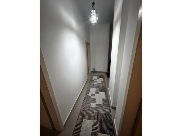 Tirane, jepet me qera 2+1+Ballkon Kati 1, 100 m² 550 € 