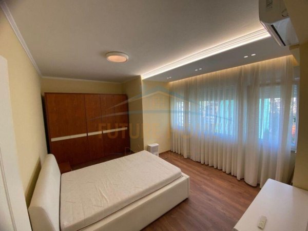 Tirane, jepet me qera apartament 2+1 Kati 8, 140 m² 1.300 € (BLLOK)
