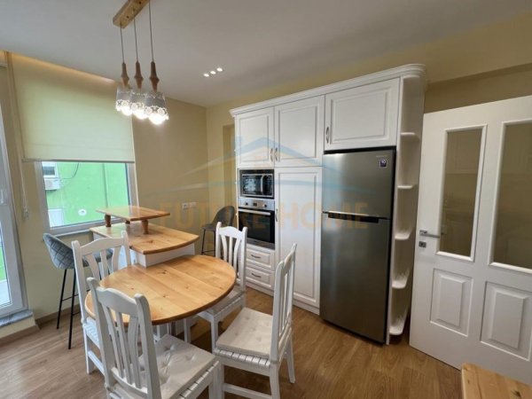 Tirane, jepet me qera apartament 2+1 Kati 8, 140 m² 1.300 € (BLLOK)