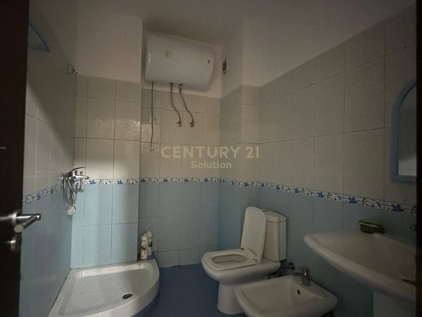 Tirane, jepet me qera apartament 3+1 Kati 1, 130 m² 400 € 