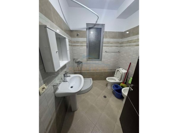Tirane, jepet me qera apartament 2+1 Kati 1, 93 m² 450 € (Fresku)