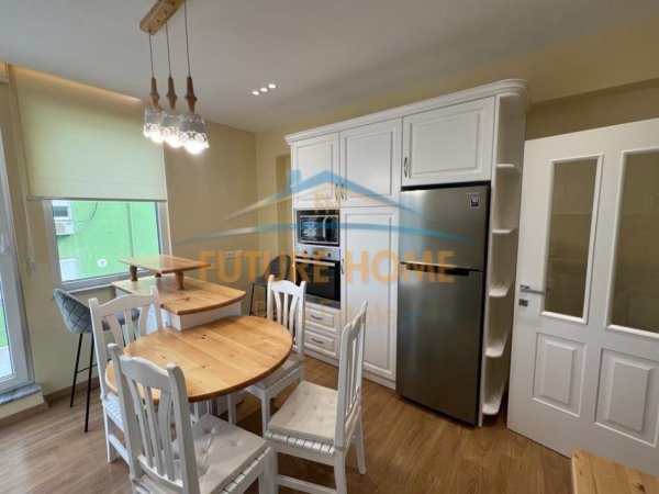 Tirane, jepet me qera apartament 2+1 Kati 8, 140 m² 1.300 € 