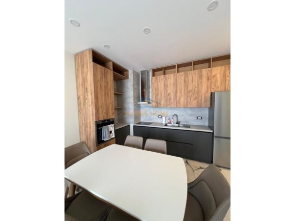 Tirane, jepet me qera apartament 1+1 Kati 4, 80 m² 800 € (Vasil Shanto)