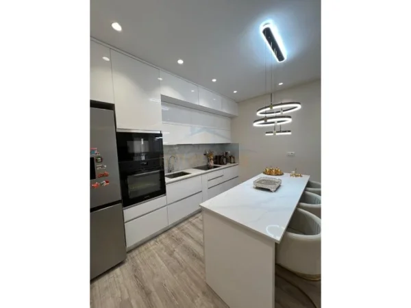 Tirane, shitet apartament 1+1 Kati 8, 65 m² 123.000 € (unaza e re)