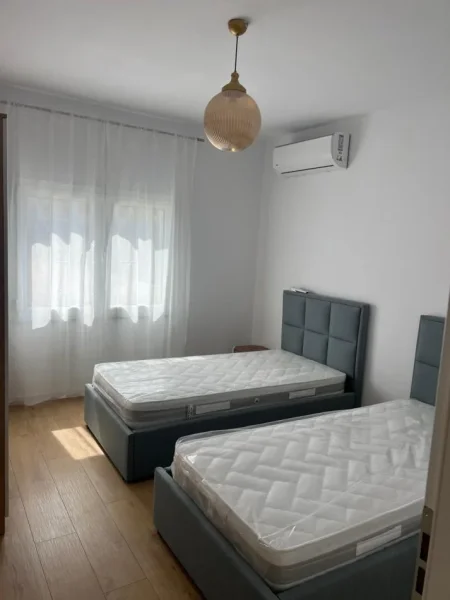 Tirane, jepet me qera apartament 2+1 Kati 2, 90 m² (BULEVARDI ZOGU I, QENDER) 85.000 LEKE/MUAJ