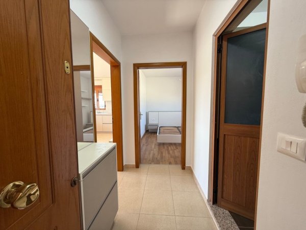 Tirane, jepet me qera apartament 1+1 Kati 4, 130 m² 450 € (Rruga Siri Kodra)