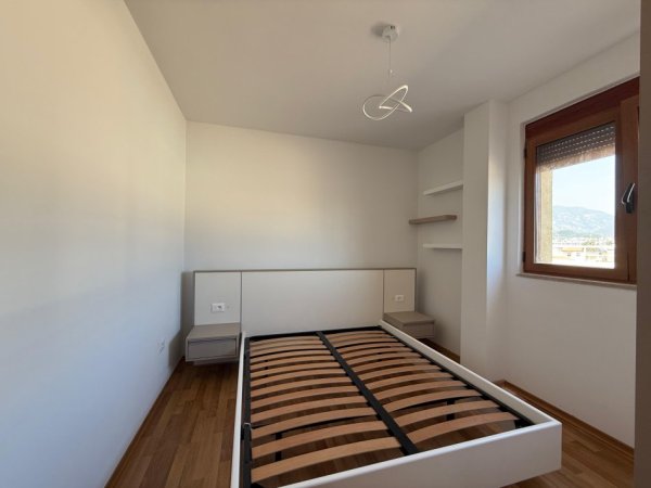 Tirane, jepet me qera apartament 1+1 Kati 4, 130 m² 450 € (Rruga Siri Kodra)