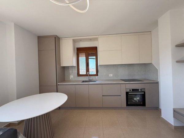 Tirane, jepet me qera apartament 1+1 Kati 4, 130 m² 450 € (Rruga Siri Kodra)