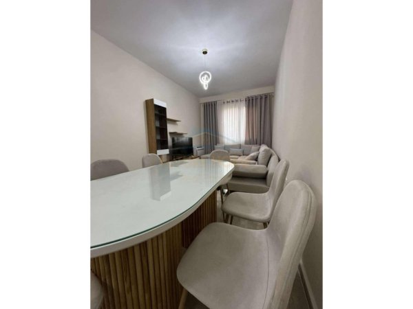Tirane, jepet me qera apartament 2+1 Kati 1, 92 m² 600 € (Kompleksi Grand Gallery, Yzberisht.)